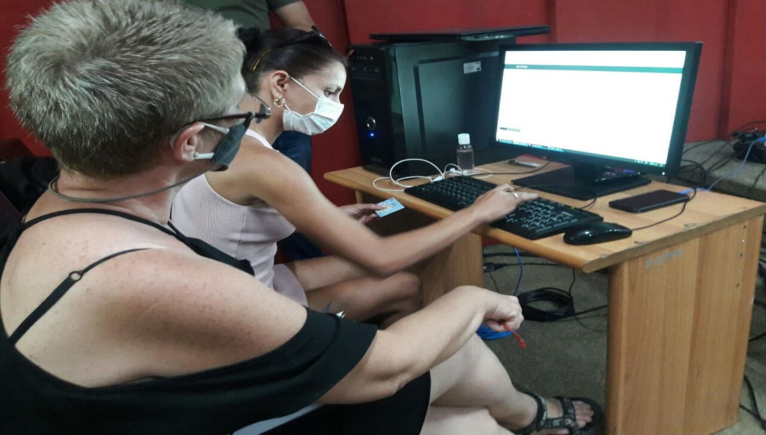 Realizan ONAT y SOFTEL prueba piloto y entregan la firma digital a las dos primeras personas naturales en Cuba.